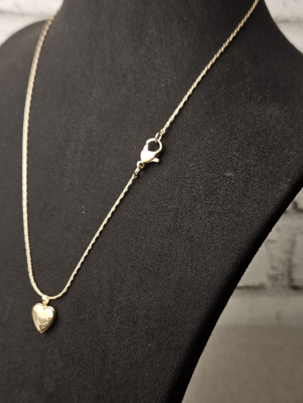 Vintage Gold Tone Heart Locket Necklace Engraved Dainty Romantic Pendant - Picture 5 of 6
